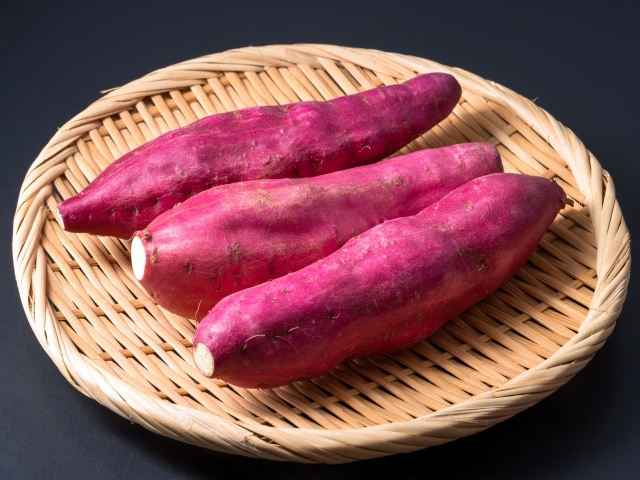 1日に食べていいさつまいもの量を説明。生のさつまいもの写真。