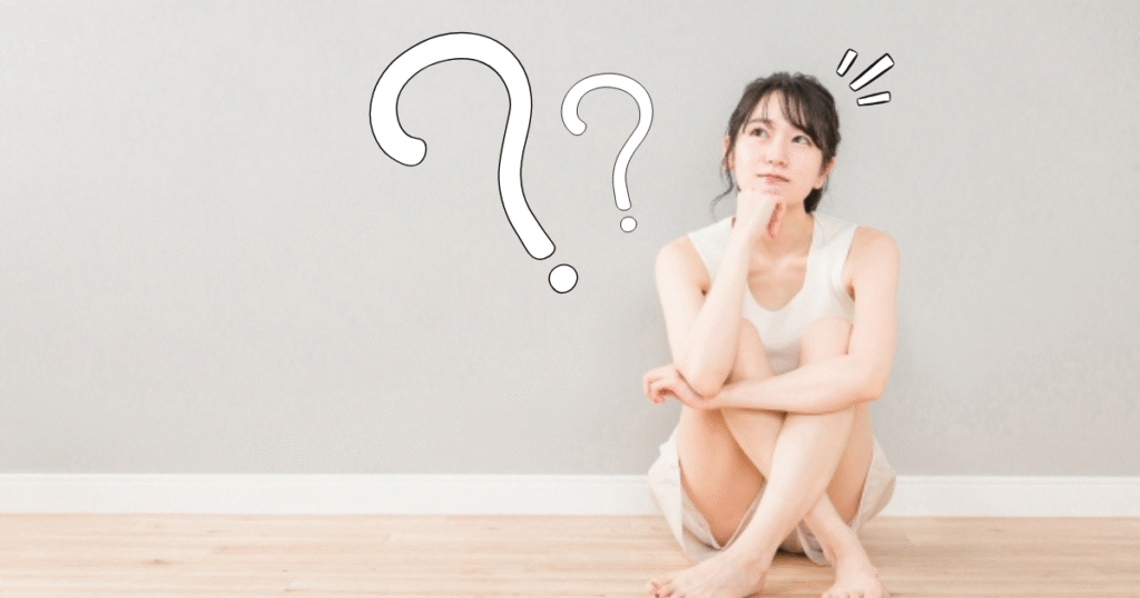 くすみに関する疑問について考えている女性のイメージ写真
