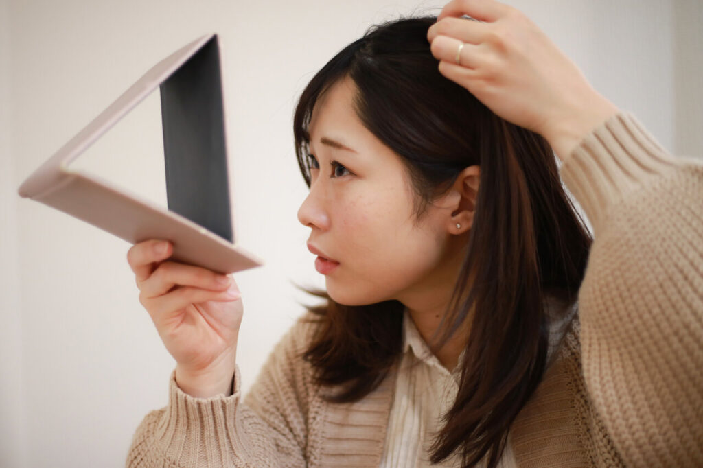 抜け毛が多く、髪を気にしているママ