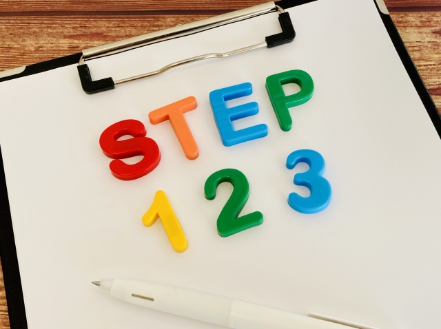 三菱UFJ銀行の口座開設から特典受け取りまでの3ステップ。アプリのダウンロードから入金、エントリーまでの手順を詳しく紹介。