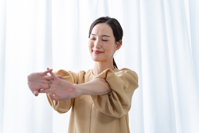 肌のくすみケアと透明感アップに繋がる、室内で適度な運動やストレッチをしてリフレッシュする女性